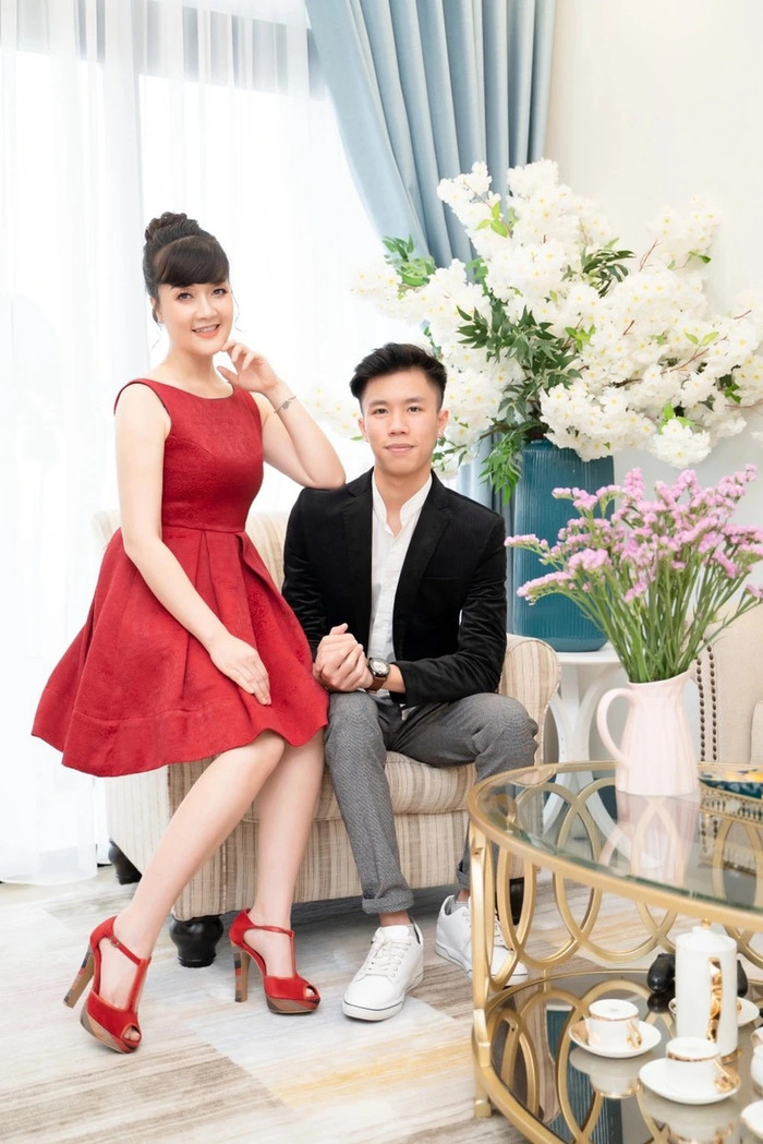 Vân Dung và con trai. Long Vũ nối nghiệp mẹ, hiện là diễn viên chính trong phim truyền hình được nhiều người yêu thích.