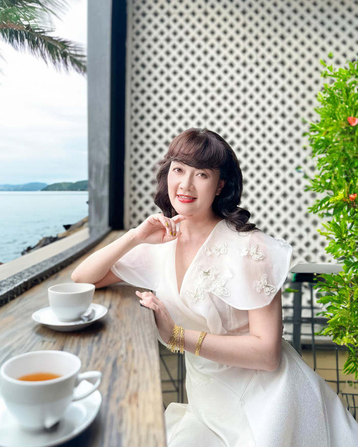 Nghệ sĩ Vân Dung trẻ trung ở tuổi U50.