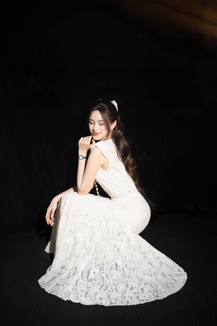 Đỗ Thị Hà đăng tải hình ảnh mới, khéo léo tạo dáng khoe vòng ba 'cong vút'.