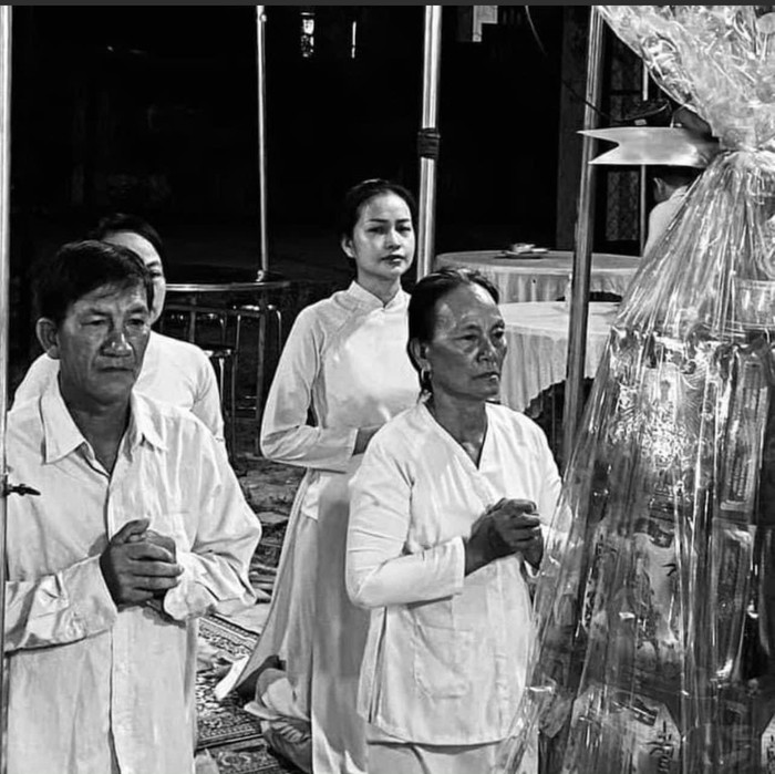 Ngọc Châu tiều tuỵ trong đám tang mẹ.