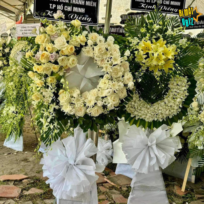 Vòng hoa từ bạn bè, người thân đến viếng mẹ Ngọc Châu - Ảnh: Bí mật Vbiz