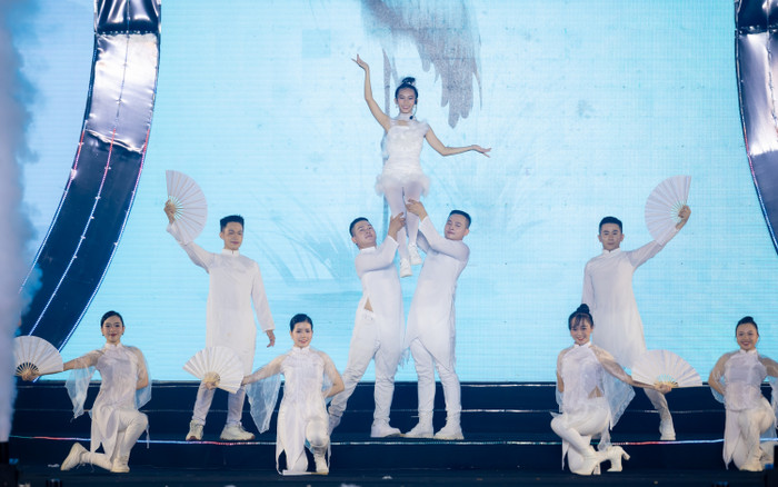 Mẫu nhí 12 tuổi hoá thân thành cánh cò gây ấn tượng tại Đại sứ Áo dài Việt Nam Ảnh 2