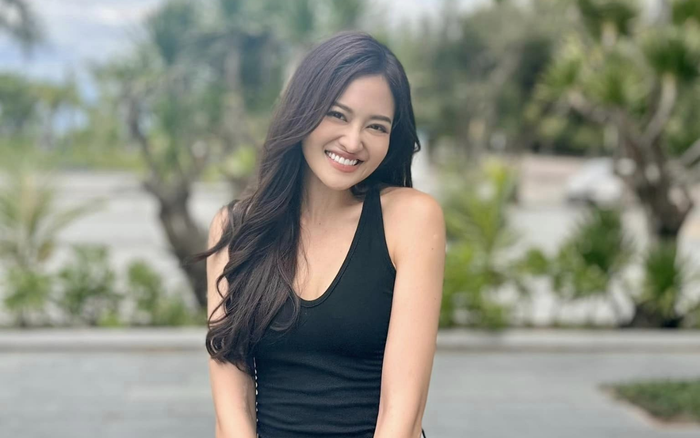 Thuỳ Anh luôn nở nụ cười rạng rỡ mỗi khi chụp ảnh. Ảnh: FBNV