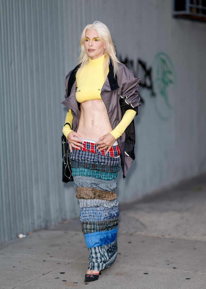 Chiếc váy của Julia Fox được làm từ 11 chiếc quần đùi boxer của đàn ông có họa tiết caro.