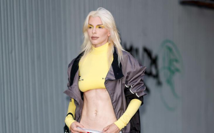 Bạn gái cũ Kanye West gây tranh cãi với chiếc váy làm từ 'quần đùi' Ảnh 2