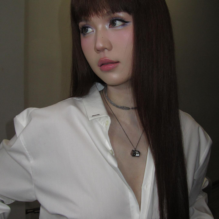 Ngọc Trinh đội tóc giả sau một thời gian tạo hình ảnh mới với kiểu tóc tém cá tính. Để thêm phần trẻ trung, 'nữ hoàng nội y' kết hợp thêm mái ngố ngang chân mày. Về phần trang điểm, Ngọc Trinh có màn thay đổi ấn tượng hơn so với những hình ảnh nhiều tháng qua. Không còn layout nhẹ nhàng, trong trẻo, Ngọc Trinh mạnh tay hơn trong việc đánh má hồng, phấn mắt lẫn son môi. Phong cách trang điểm của người đẹp Trà Vinh làm toát lên hình ảnh của nàng tiên cá.