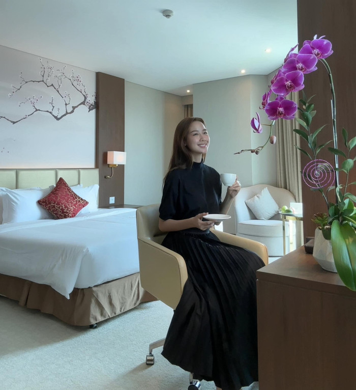 Hoa hậu Bảo Ngọc để lộ gương mặt mộc. Rời xa son phấn, cựu Hoa hậu Liên lục địa vẫn giữ được làn da mịn màng, căng bóng. Đường nét gương mặt của Hoa hậu Bảo Ngọc cũng được đánh giá mềm mại, thanh toát.