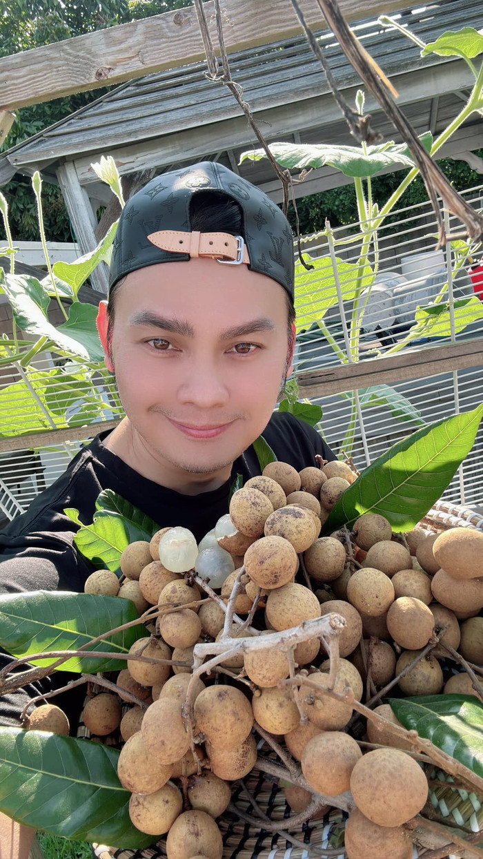 Ngoài ca hát, NSƯT Kim Tiểu Long còn rao bán nhiều loại nông sản, chăm chỉ làm nhiều việc khác nhau. 