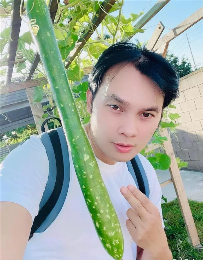 Nam nghệ sĩ trồng trọt nhiều cây trái trong căn nhà ở nước ngoài. 