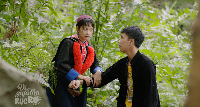 Đi Giữa Trời Rực Rỡ tràn ngập cảnh 'đụng chạm' của Pu và Chải khiến khán giả phấn khích Ảnh 2