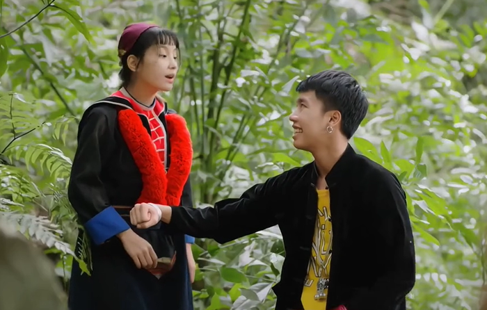 Đi Giữa Trời Rực Rỡ: Pu bị chê không xứng với Chải Ảnh 2