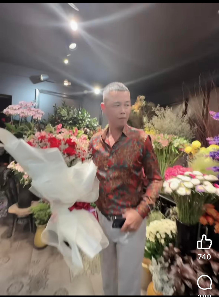 Hiệp Gà chuẩn bị hoa và quà cho bạn gái trong ngày trọng đại của cô nàng.