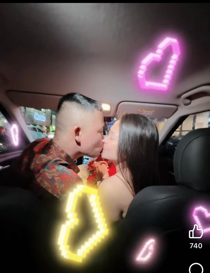 Cả hai khoá môi cực ngọt.