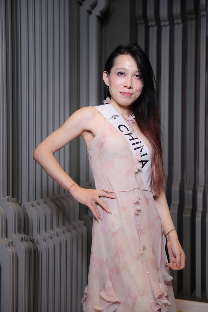 Gương mặt nhợt nhạt của đại diện đến từ Trung Quốc. Vóc dáng của cô cũng bị lép vế khi đọ sắc cùng dàn đối thủ. 