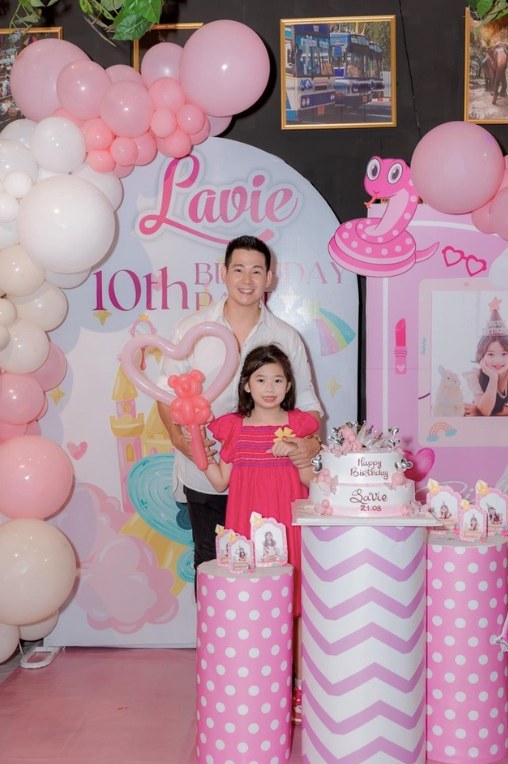 Tháng 8/2023, Phùng Ngọc Huy tổ chức sinh nhật cho con gái vô cùng lộng lẫy, hoành tráng. 