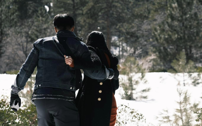 Lâm Bảo Châu đỡ Lệ Quyên ra khỏi khu vực đầy tuyết trắng. Ảnh: FBNV