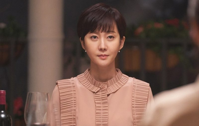 Yum Jung Ah có hôn nhân viên mãn cùng sự nghiệp thành công. Ngoài được gọi là 'Á hậu đẹp nhất Hàn Quốc', cô còn tham gia nhiều phim và được công chúng yêu thích. 