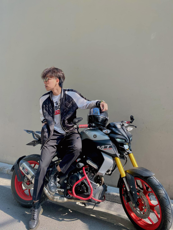 Trong những lần xuống phố, Long Vũ gây ấn tượng với những bản phối chất lừ và không kém phần bụi bặm. Không chỉ dừng lại ở việc kết hợp giữa áo thun, quần tây, anh chàng phối thêm áo khoác bomber, giày chất liệu da để tăng thêm phần hầm hố, cá tính.