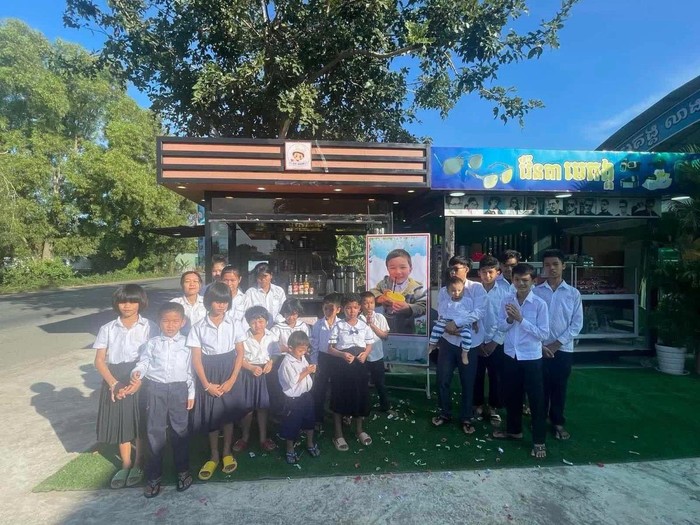 Con trai Đan Trường làm chủ 2 tiệm bánh tại Campuchia.