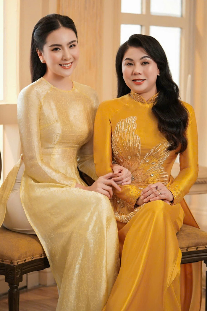 Mẹ Mai Ngọc giữ nhan sắc trẻ trung, xinh đẹp ở tuổi trung niên.