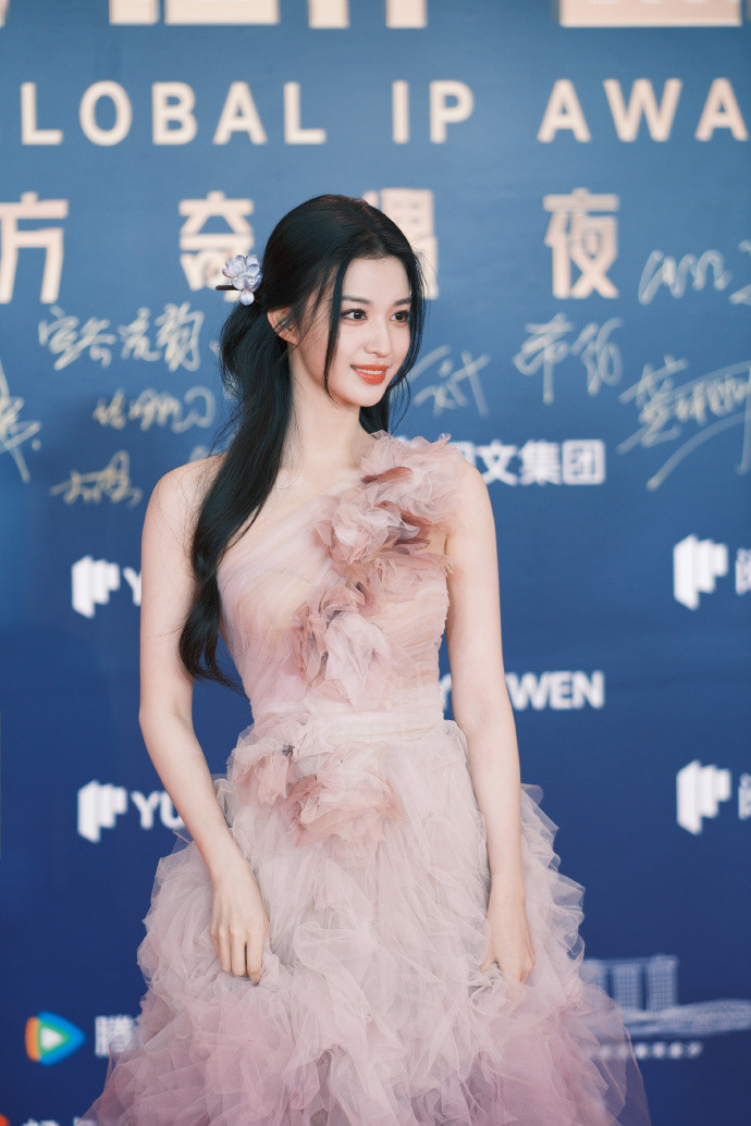 Vương Sở Nhiên thu hút với vẻ đẹp tự nhiên, trong sáng và dịu dàng.