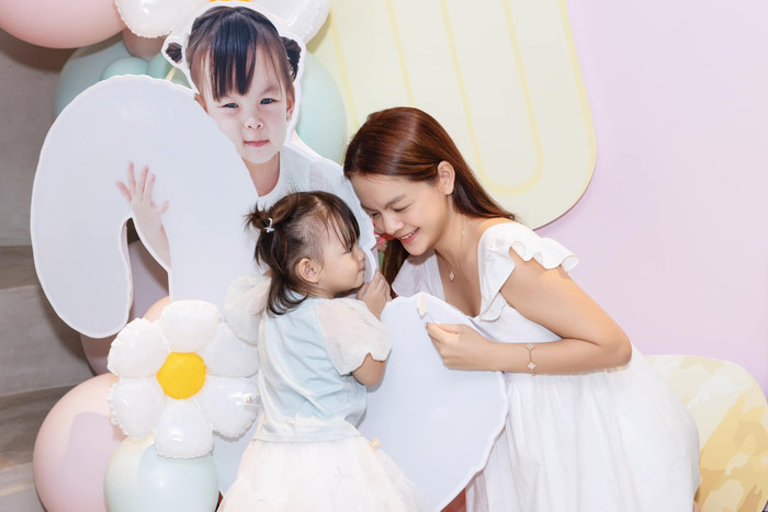 Phạm Quỳnh Anh hạnh phúc ngắm nhìn con gái út. Ảnh: FBNV