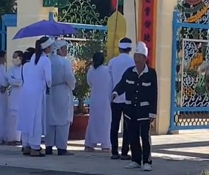 Hoa hậu Ngọc Châu ôm di ảnh mẹ trong lễ đưa tang sáng nay. 