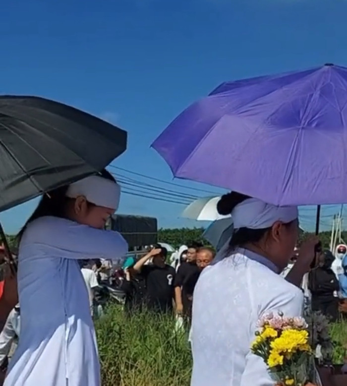 Cô lau vội nước mắt để đưa tang mẹ về nơi chín suối.