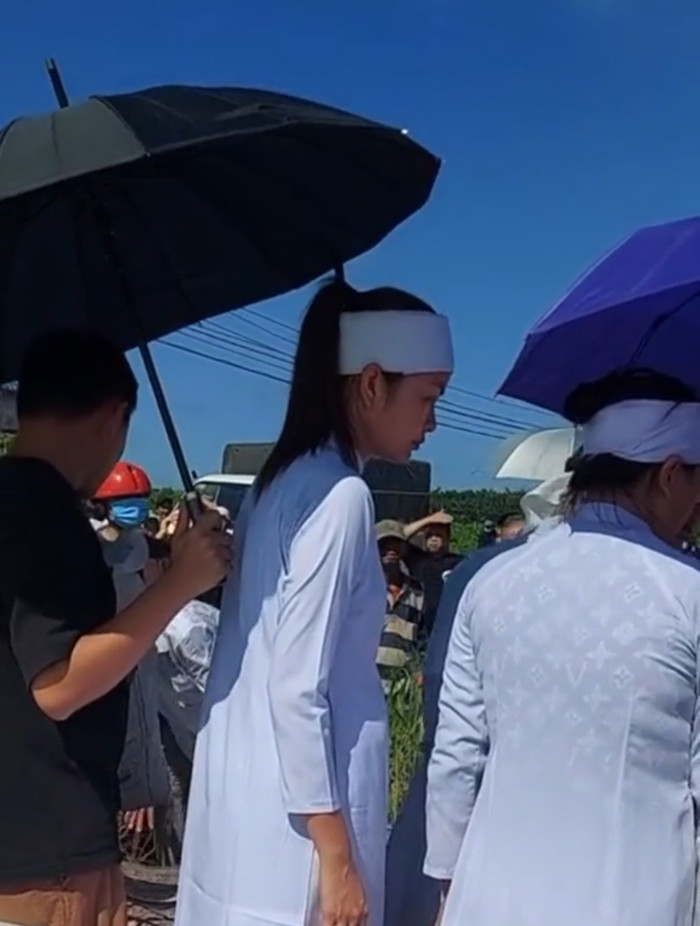 Hoa hậu Ngọc Châu lộ rõ vẻ thất thần, tiệu tuỵ sau nhiều ngày lễ tang. 