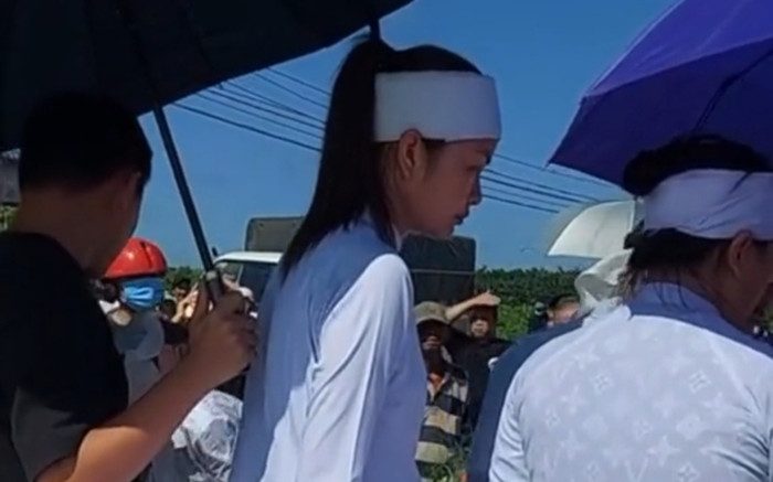 Hoa hậu Ngọc Châu thất thần, lau vội nước mắt đưa tang mẹ Ảnh 2