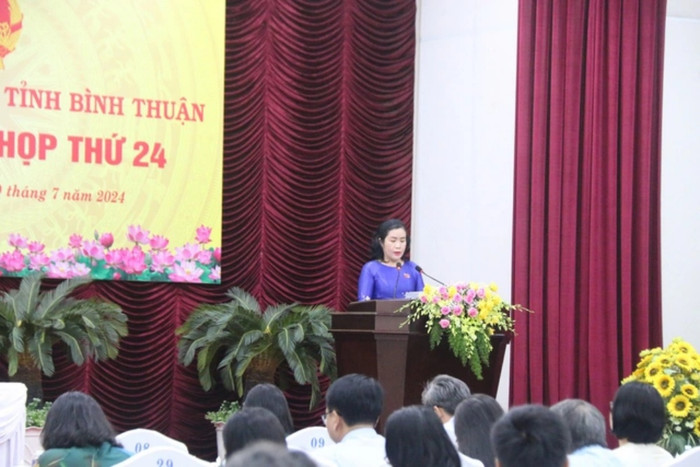 Bà Nguyễn Thị Toàn Thắng đọc tờ trình liên quan ngành giáo dục tại một kỳ họp HĐND tỉnh Bình Thuận