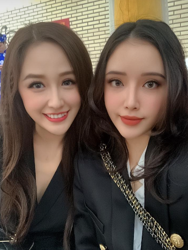 Hoa hậu Mai Phương Thuý bên cạnh em gái là Mai Ngọc Phượng.