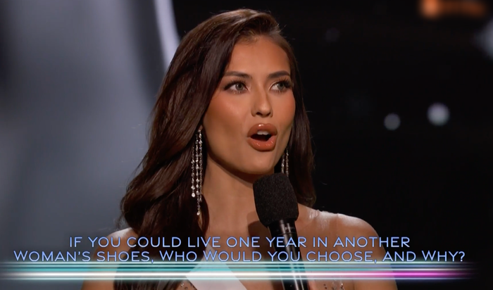 Anntonia Porsild trong phần thi ứng xử Top 3 Miss Universe 2023. 