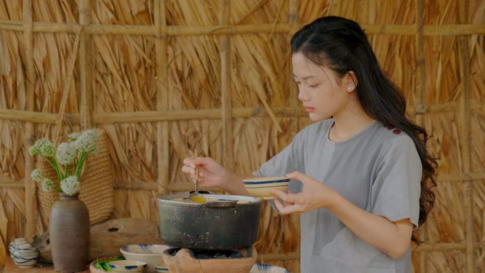 Cô nàng Gen Z thường nấu các món ăn đậm vị quê xưa.