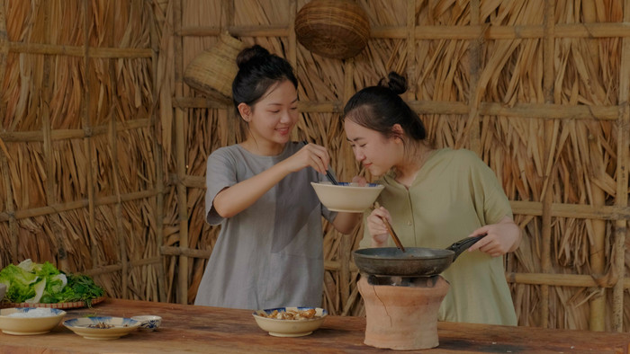 Nhóm bạn trẻ vừa đi học vừa làm nghề sáng tạo nội dung