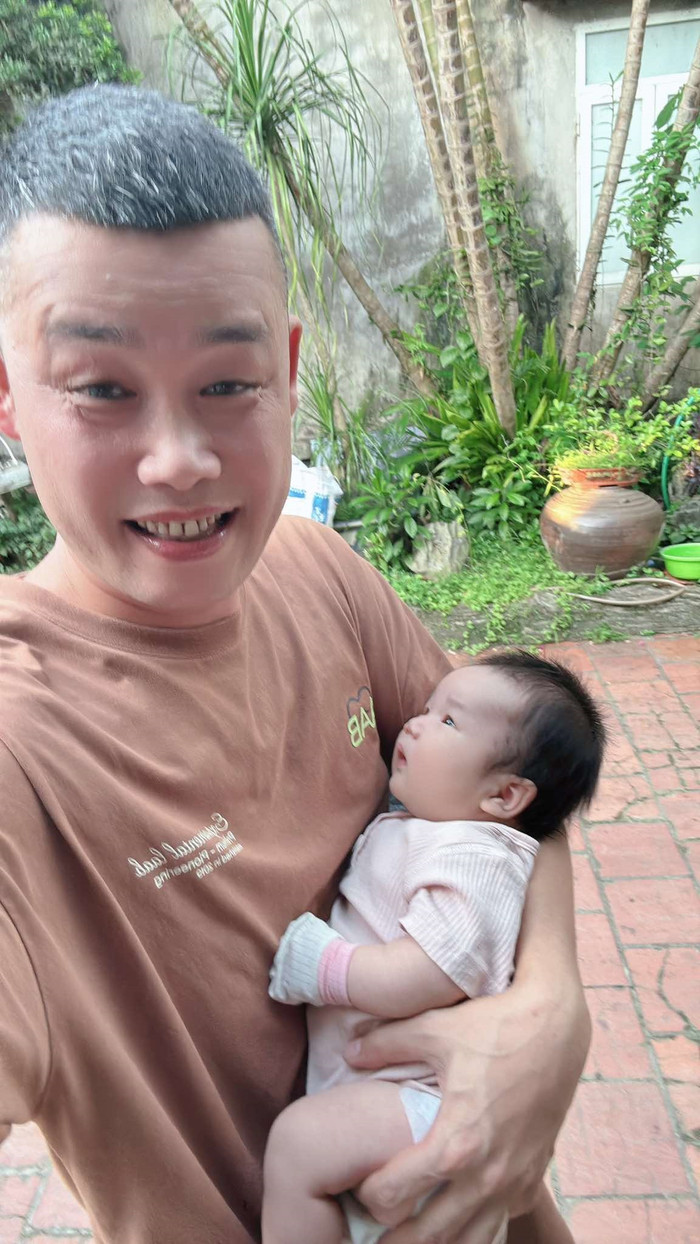 Hiệp Gà lên chức ông ngoại ở tuổi 47.