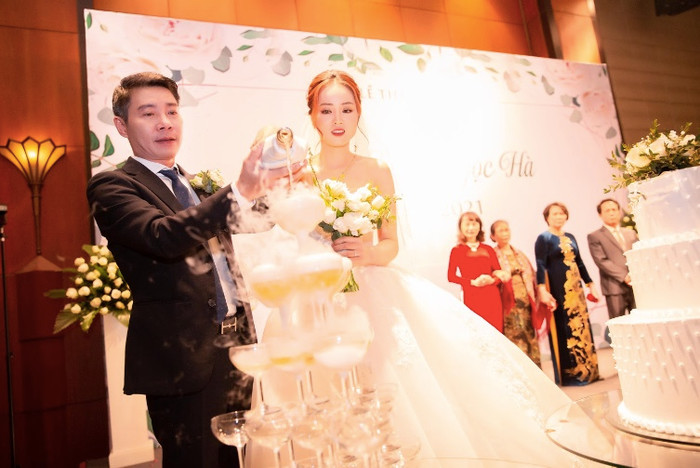 Ngày vui của NSND Công Lý và bà xã được nhiều người chúc mừng. 