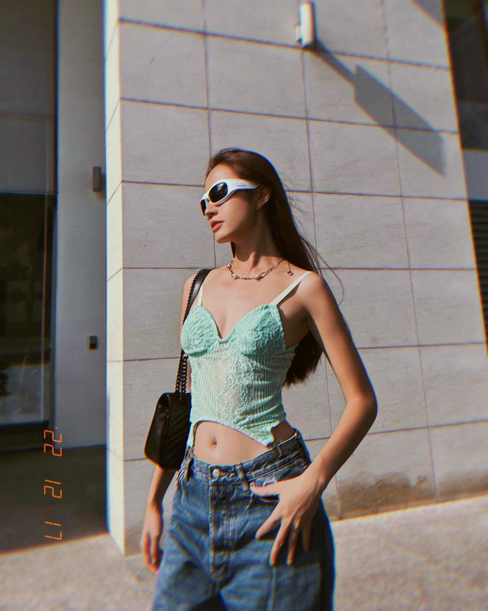 Hình thể nóng bỏng mắt của 'con gái' Thúy Diễm - Quốc Cường Ảnh 2