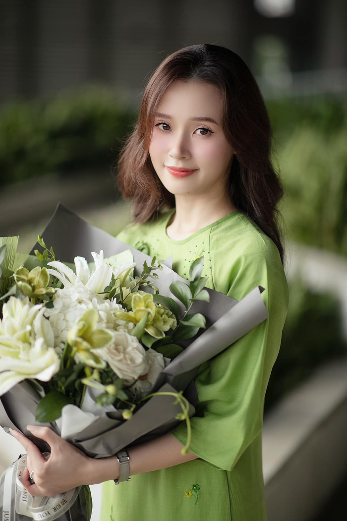 Thời gian gần đây, nữ diễn viên ưu tiên lựa chọn trang phục rộng rãi, kín đáo.