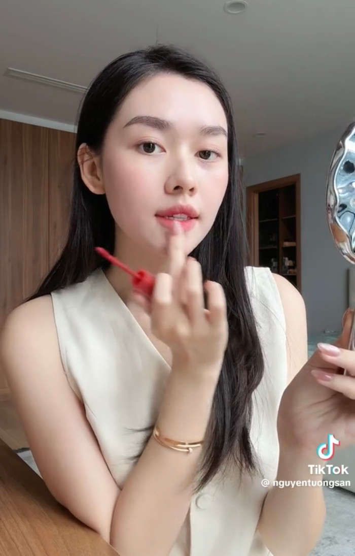 Cuối cùng, mỹ nhân sinh năm 2000 chọn màu môi hồng san hô vừa nhẹ nhàng, vừa trẻ trung.
