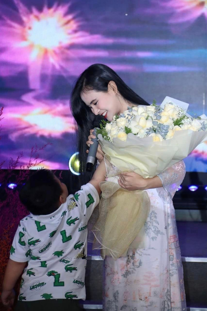 Quỳnh Trang luôn nhận được sự yêu thương từ khán giả khắp các độ tuổi mỗi khi đi diễn.