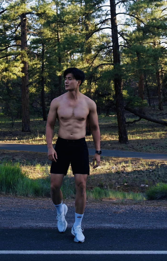 Tình trẻ Lệ Quyên rất tích cực tập luyện để duy trình hình thể 6 múi. Ảnh FBNV