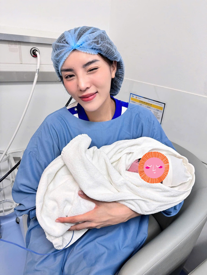 Kỳ Duyên chụp ảnh với con gái thứ hai của bạn thân Lucie Nguyễn. 