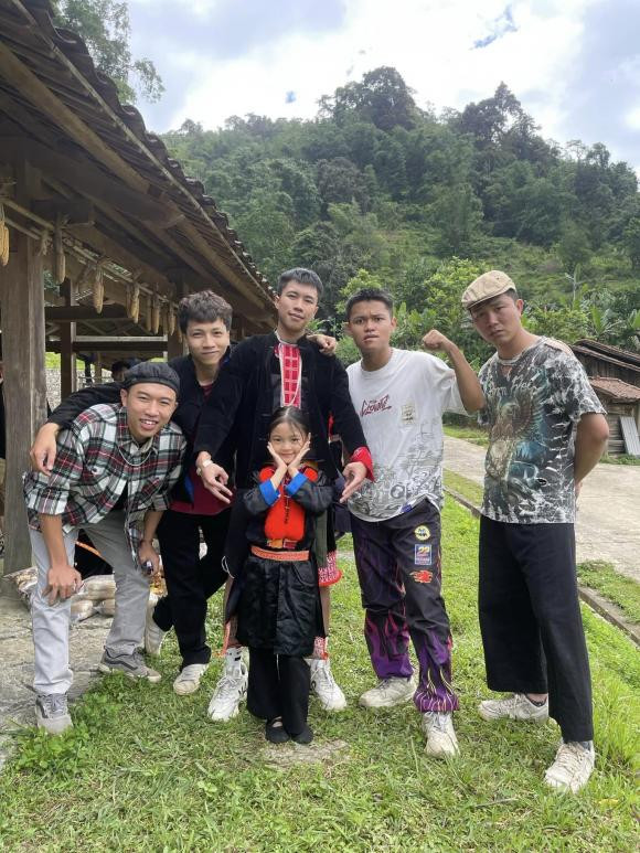 Đi Giữa Trời Rực Rỡ: Pu bị em gái cấm lấy Chải Ảnh 2