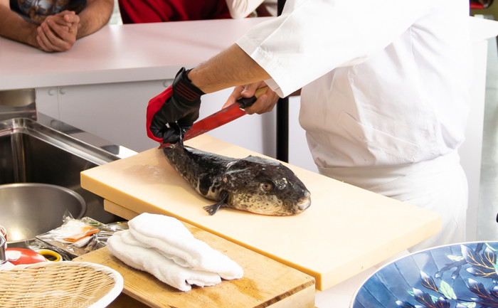 Chế biến cá nóc là việc cần phải cẩn thận, đòi hỏi người có tay nghề cao để không bị độc