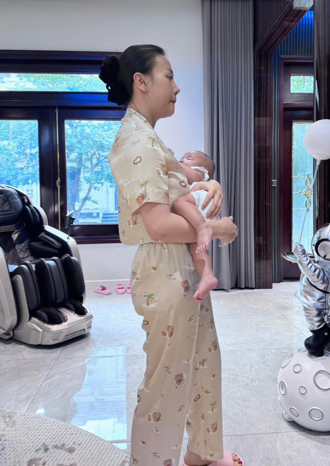 Phương Oanh công khai ảnh đầu bù tóc rối ẵm con.