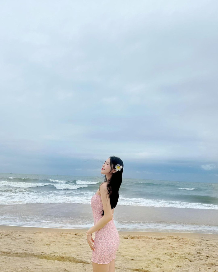 Theo đuổi trào lưu, Lọ Lem sắm kẹp hoa sứ cho mái tóc suông dài. Song song, nữ sinh cũng thể hiện niềm yêu thích đối với mẫu dây chuyền đôi được chế tác từ ngọc trai.  