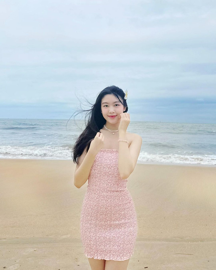 Tổ hợp họa tiết hoa nhí và hoa cài tóc đặc biệt được phái đẹp yêu thích vào độ giao mùa xuân hè. Thả dáng ở bãi cát cập bờ, con gái Quyền Linh gây ấn tượng khi khoe trọn sắc vóc cùng mẫu váy quay điệu đà.  