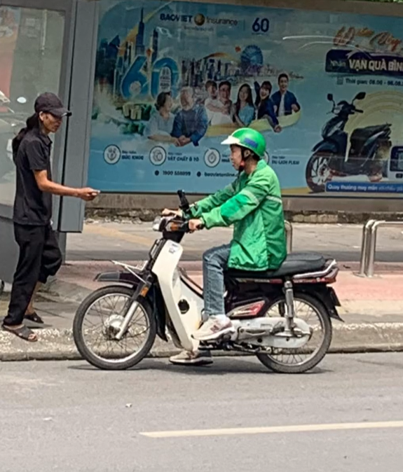 Hình ảnh Chải (Long Vũ) lăn lội đi làm sau khi theo Pu xuống thành phố được khán giả chụp lại. 