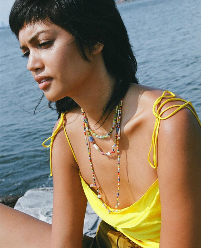 Trang sức tinh tế: Đừng quên thêm một chút lấp lánh cho bộ trang phục bằng những món trang sức như vòng cổ, vòng tay hoặc khuyên tai. Chỉ cần một vài chi tiết nhỏ, bạn sẽ trở nên nổi bật hơn trong ánh nắng biển.